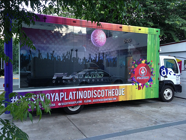 Apa Vip Plataforma Valla M�vil en Lazaro Cardenas Platino Disco Desfile